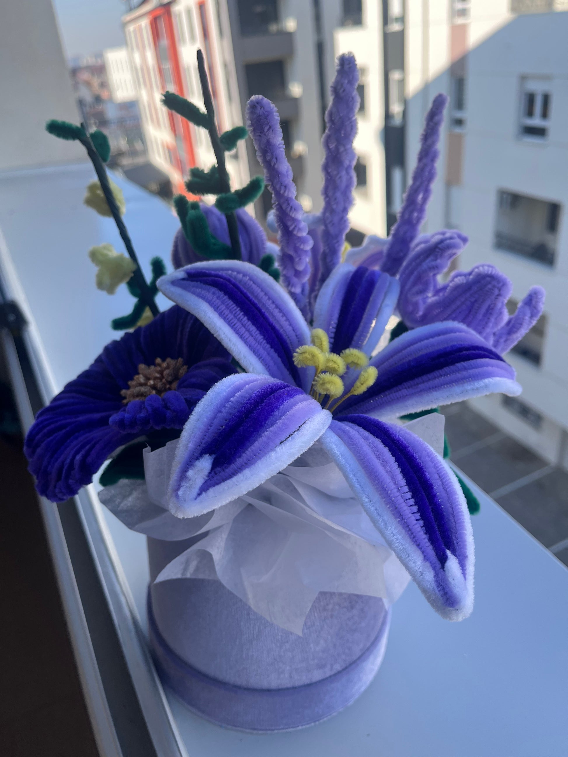 Detaljni prikaz plišanih ljubičastih ljiljana sa žutim prašnicima