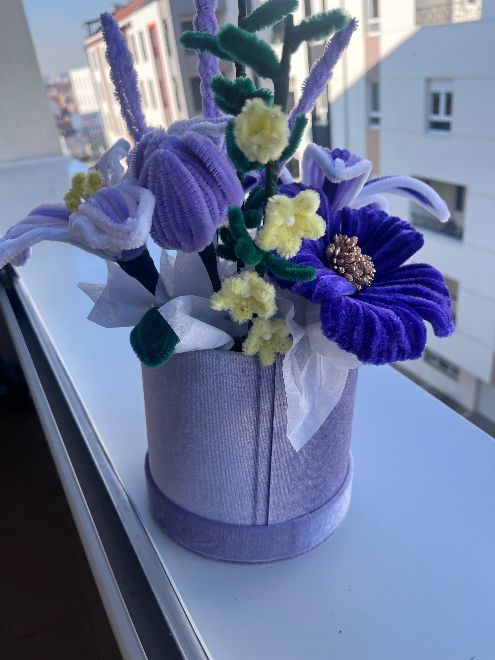 Plišani buket ljubičastih lala, ljiljana i žutih cvetova u lila kutiji