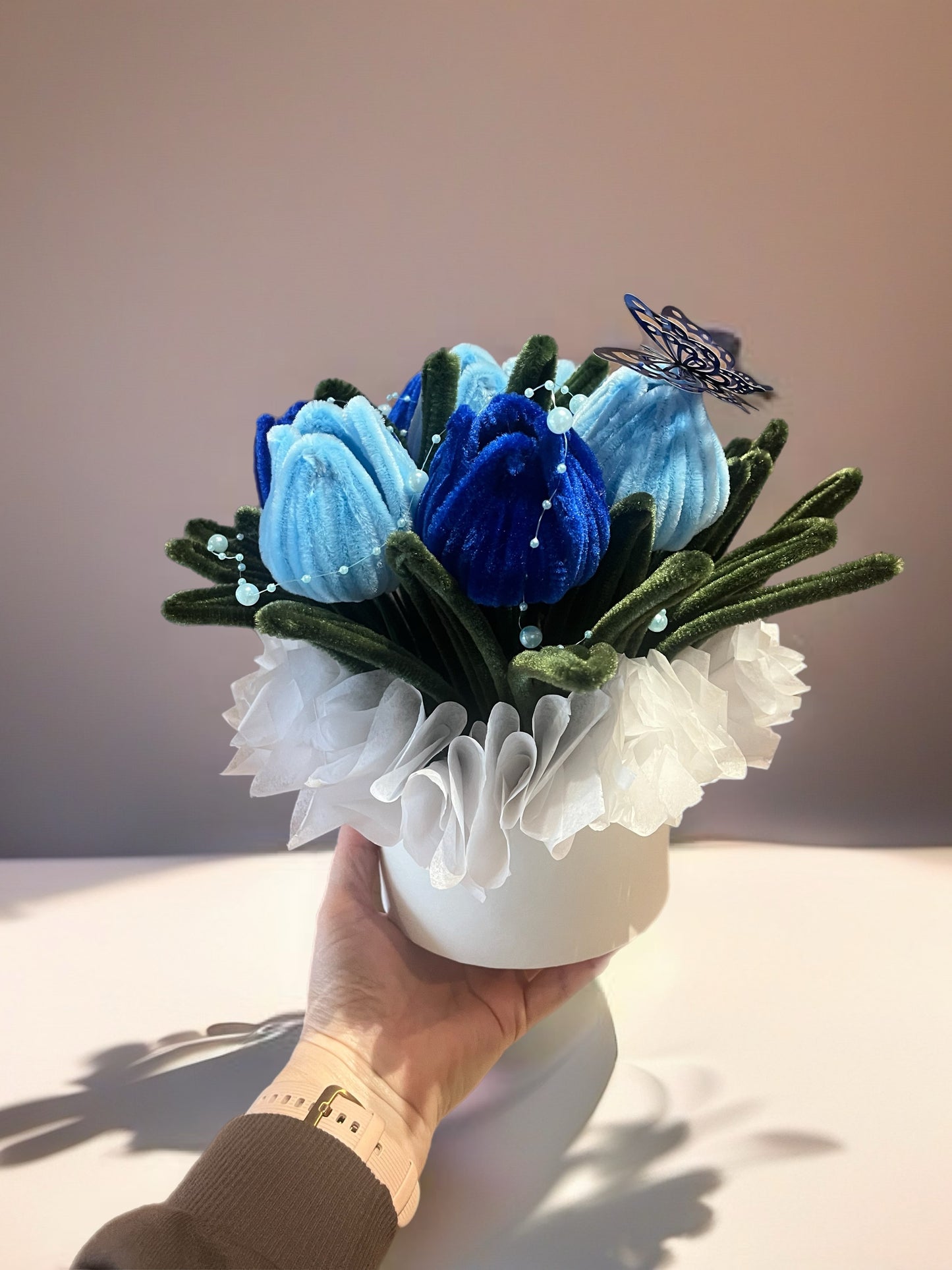Ručno rađeni plišani buket plavih lala u beloj saksiji sa dekorativnim leptirom