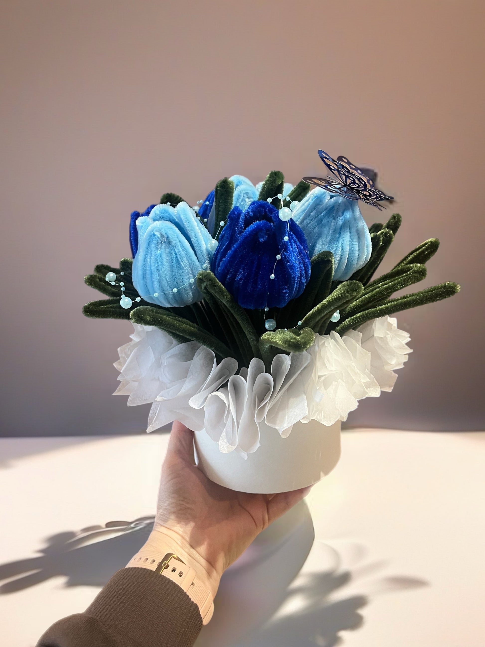 Ručno rađeni plišani buket plavih lala u beloj saksiji sa dekorativnim leptirom