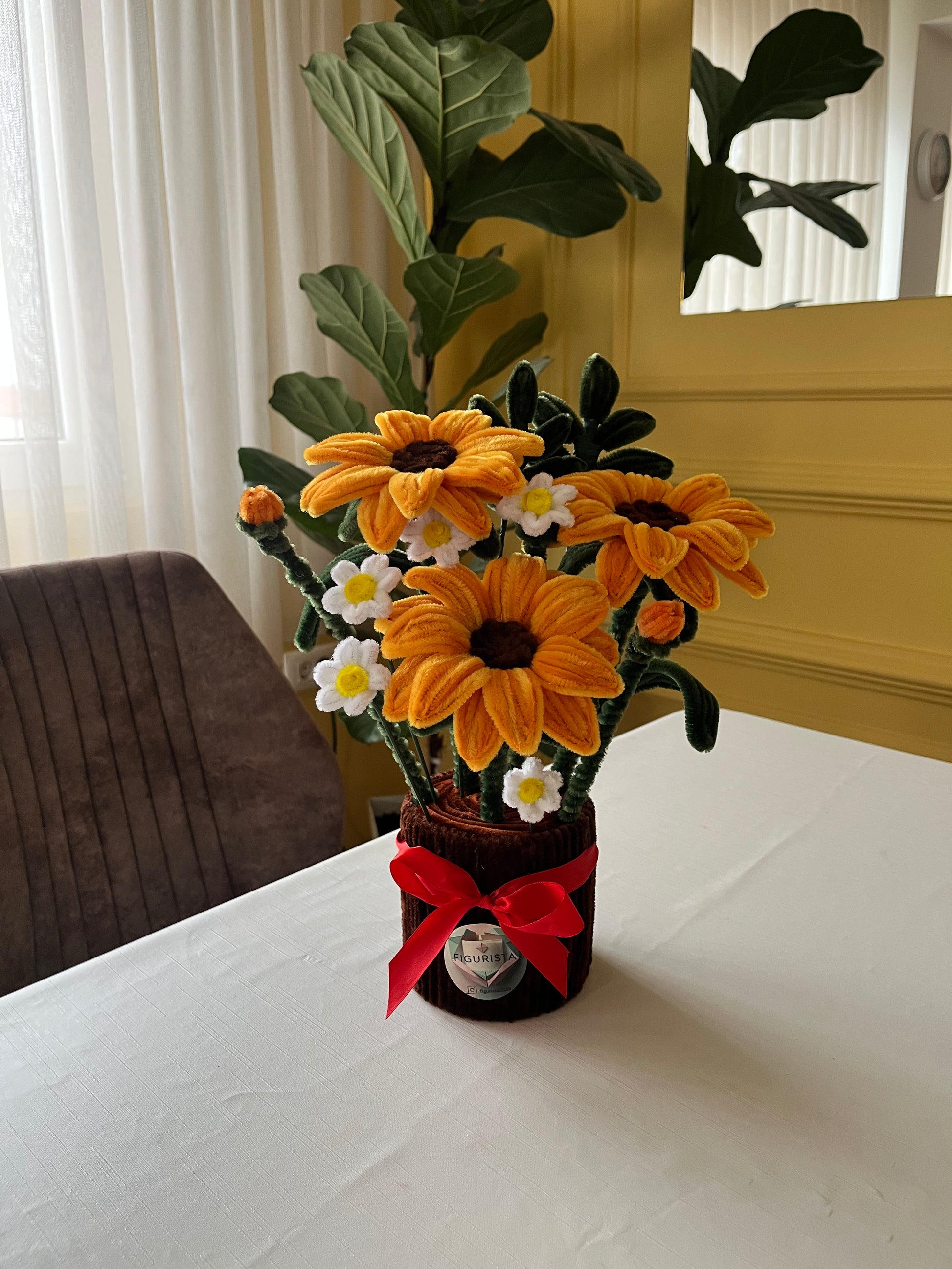 Dekorativni plišani suncokret buket sa zelenim listovima i crvenom mašnom