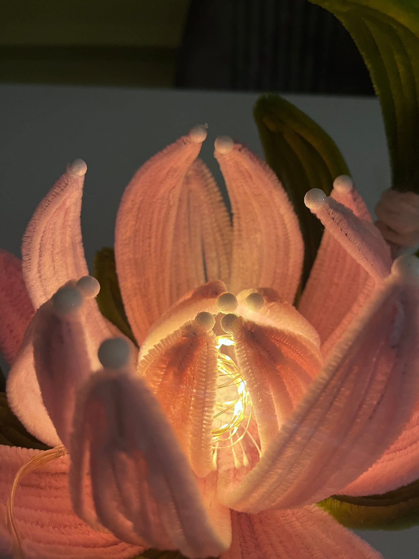 Detalj plišanog lotosa sa LED osvetljenjem, topla ambijentalna svetlost