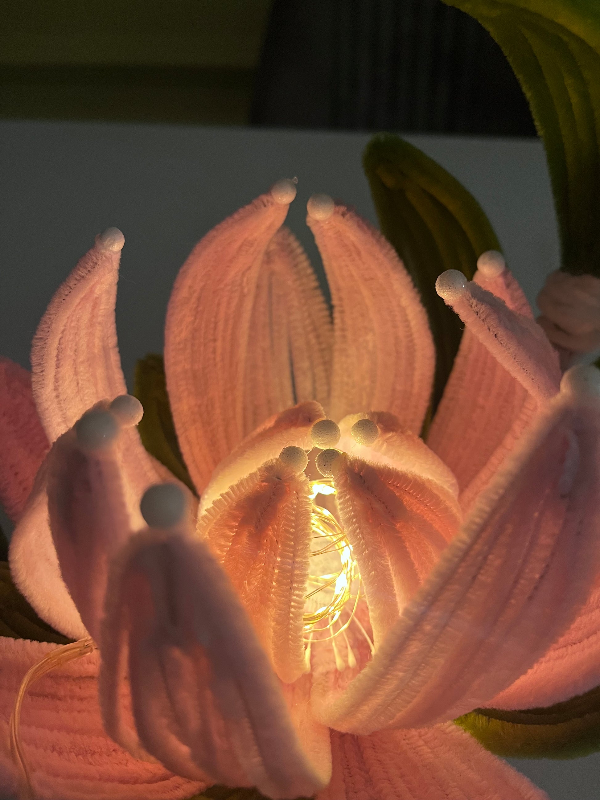 Detalj plišanog lotosa sa LED osvetljenjem, topla ambijentalna svetlost