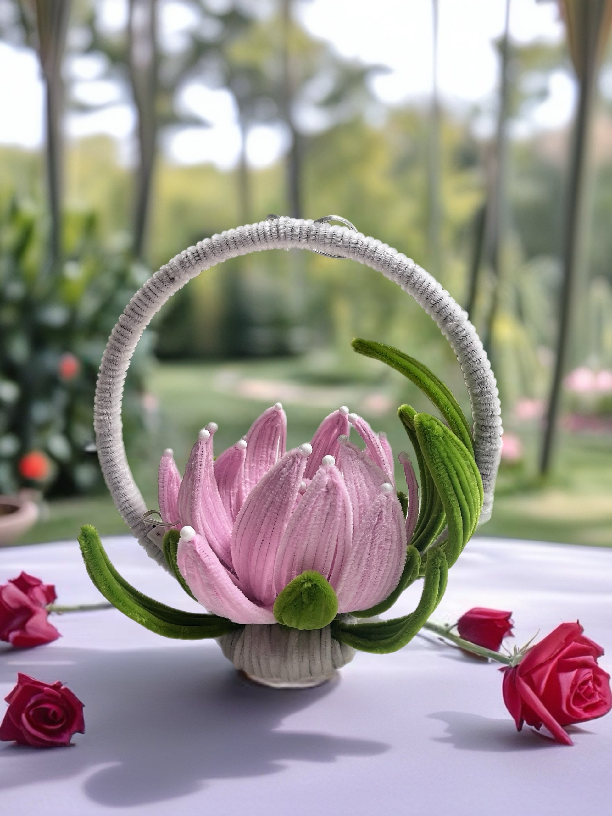 Ručno rađeni plišani lotos u beloj korpici sa LED osvetljenjem, roze boja