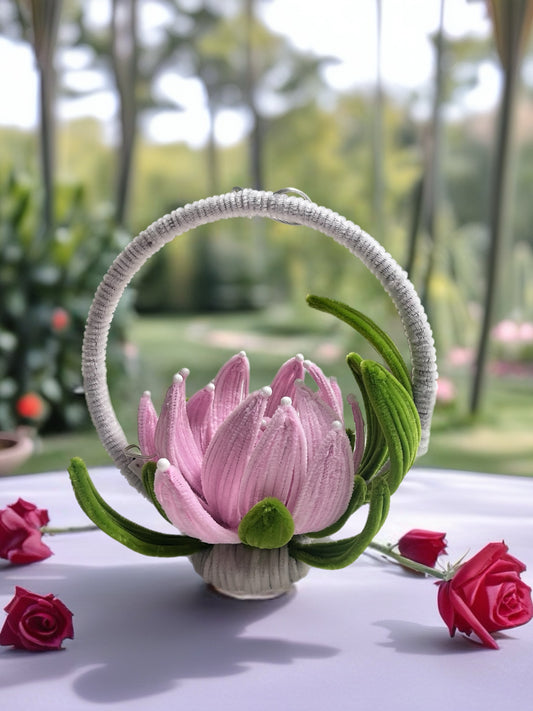Ručno rađeni plišani lotos u beloj korpici sa LED osvetljenjem, roze boja