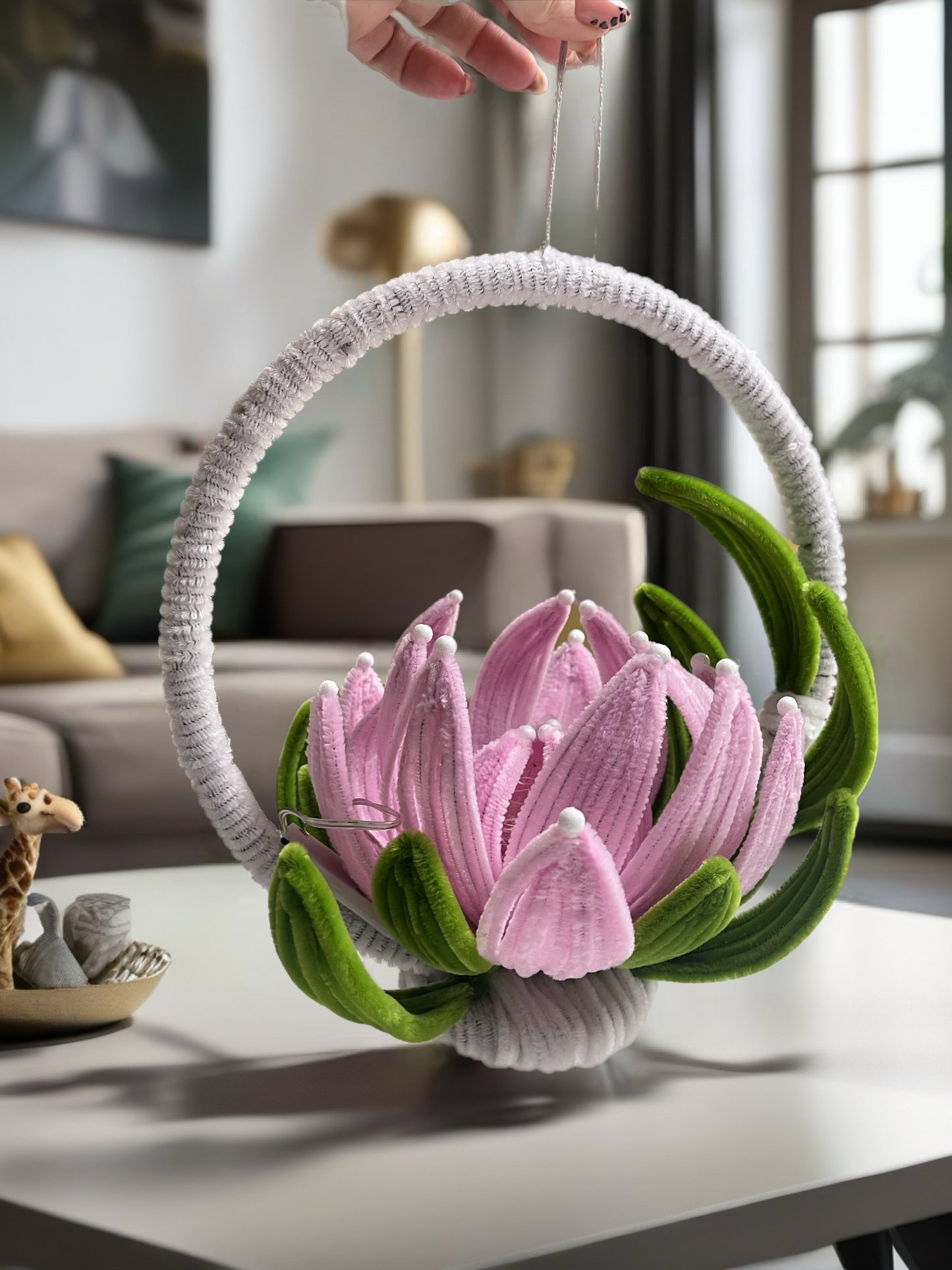 Dekorativni plišani lotos u korpici, ručno izrađen sa pažnjom