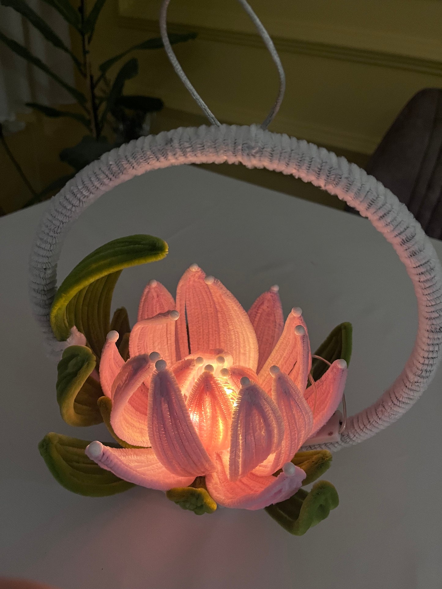 Plišani lotos sa LED svetlom, pogled odozgo