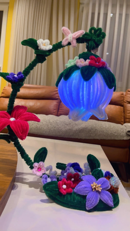 Ručno rađeno plišano drvo sa šarenim cvećem i LED osvetljenjem u plavoj boji