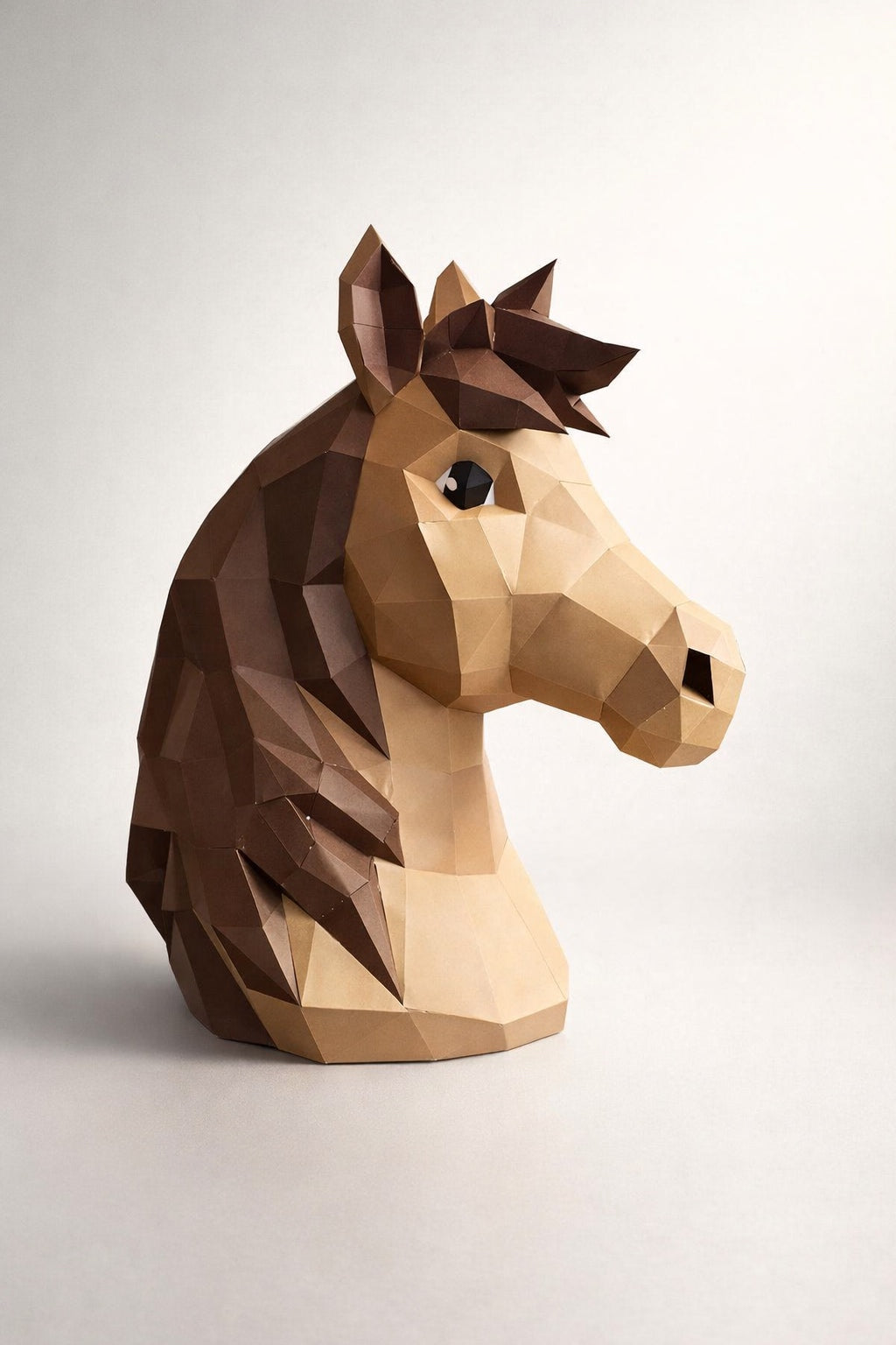 Low poly bista konja – profil, kartonska skulptura u braon tonovima