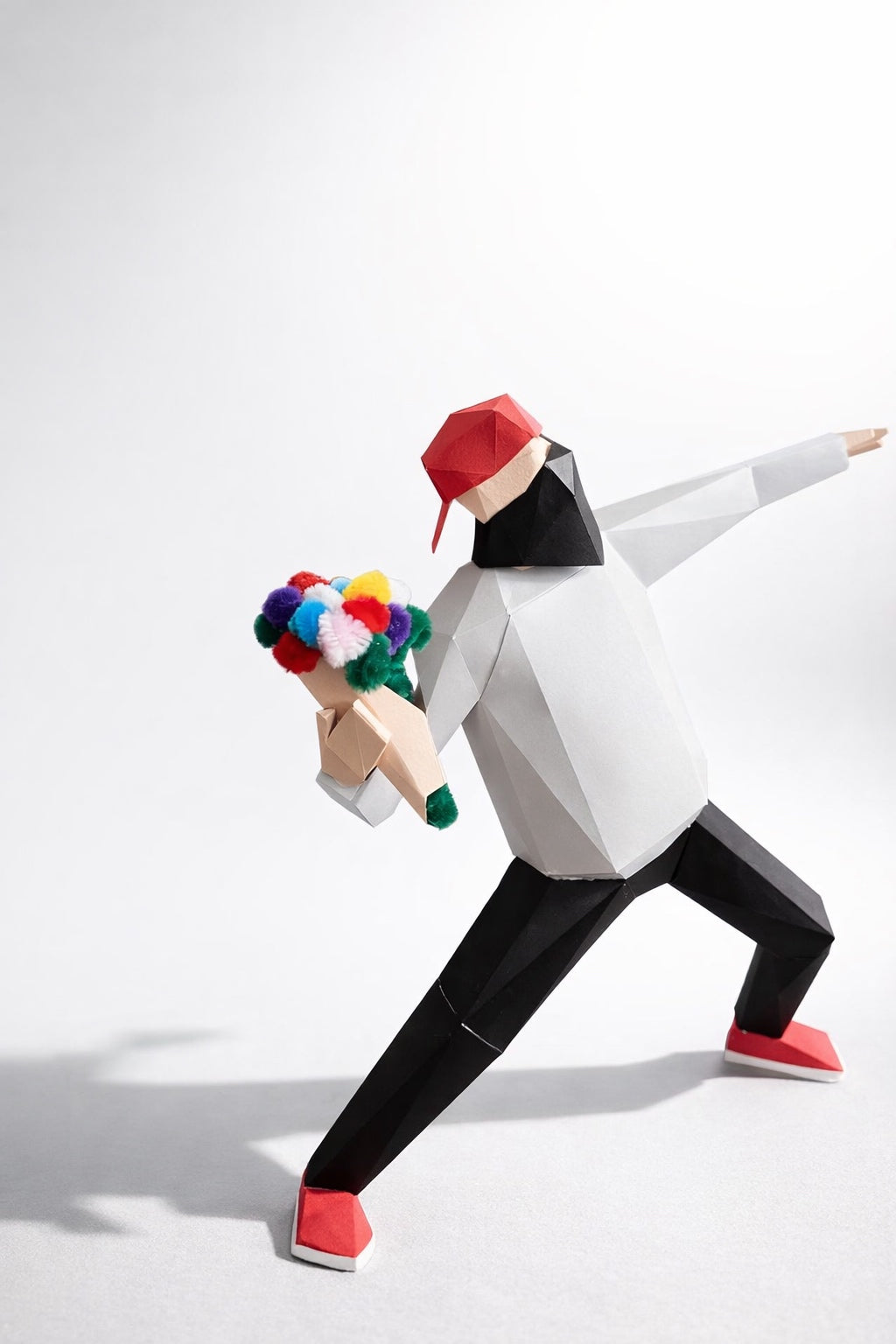 Poligonalna figura Bacač cveća – bočni pogled, low poly karton