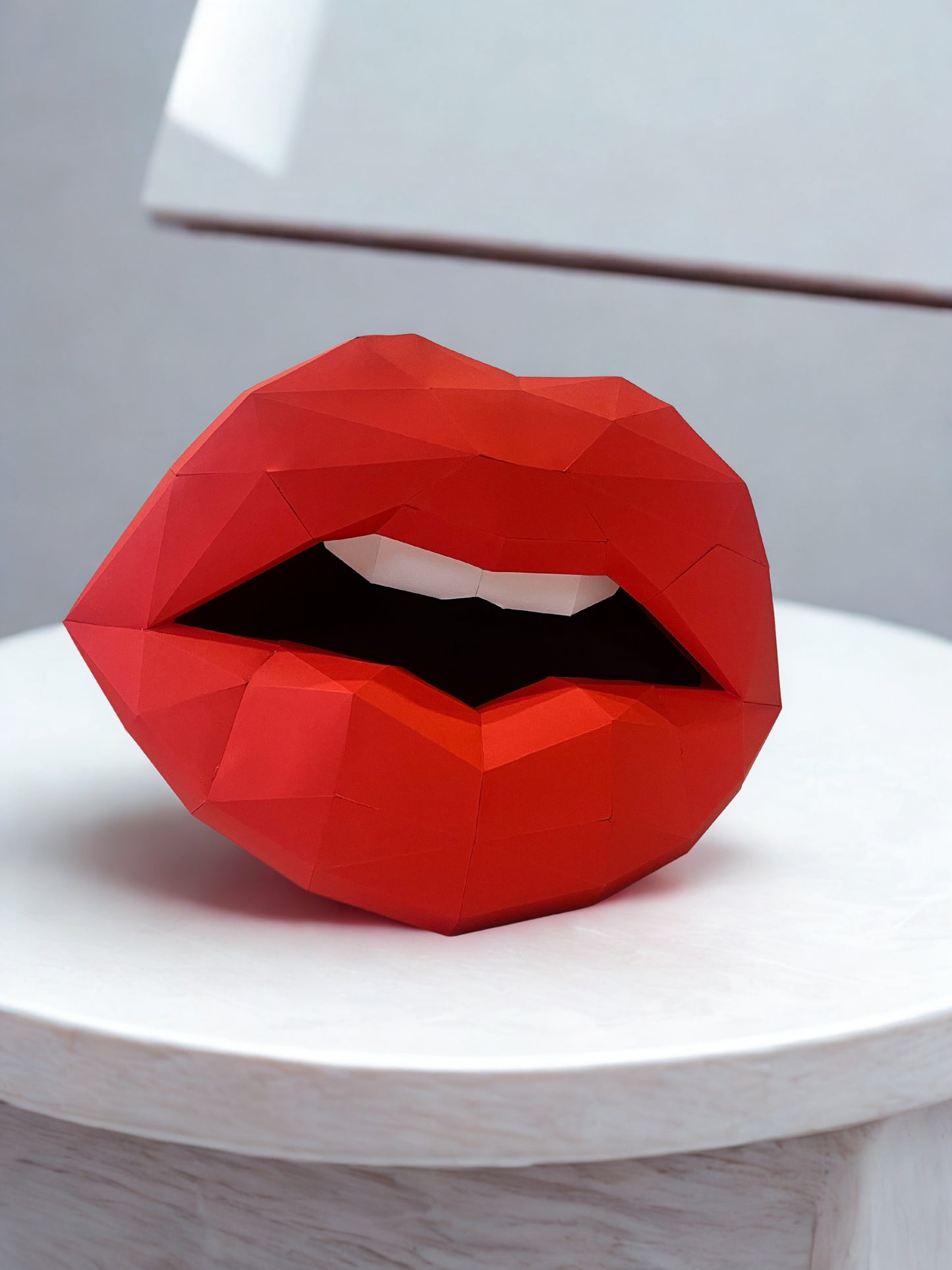 Pucker Up crvene usne kao dekorativni element u modernom enterijeru - savršen poklon za Dan zaljubljenih