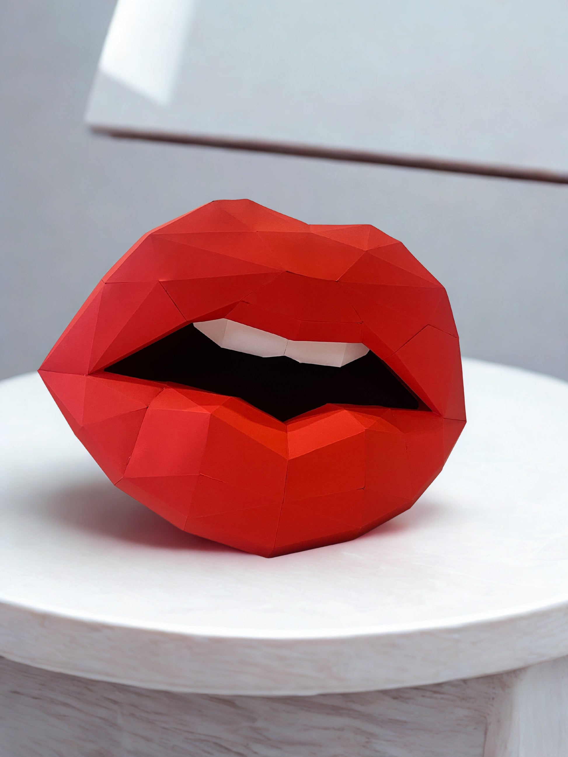 Pucker Up crvene usne kao dekorativni element u modernom enterijeru - savršen poklon za Dan zaljubljenih
