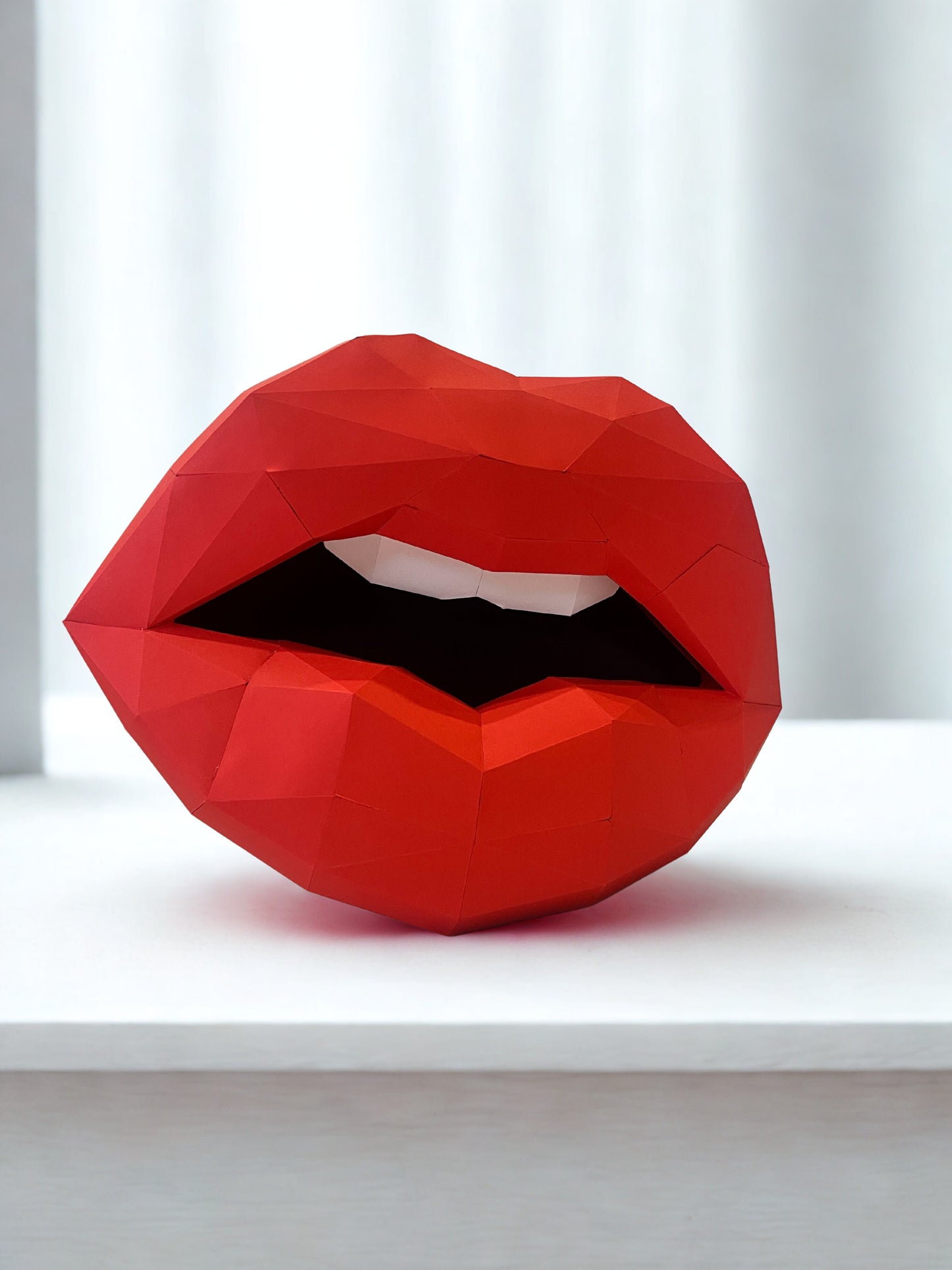 Pucker Up crvene usne bočni pogled - prikazuje 3D geometrijske detalje i debljinu low poly figure
