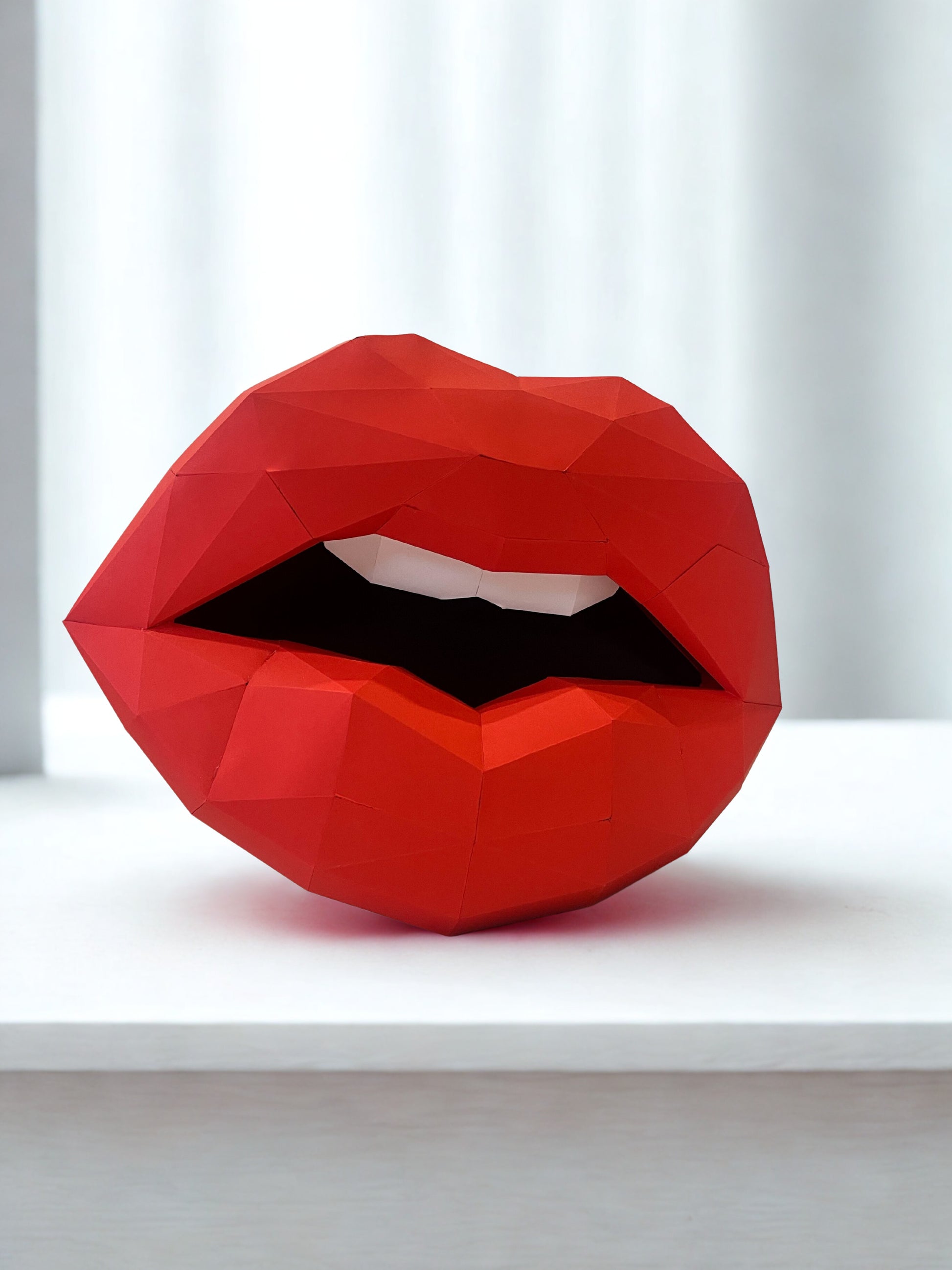 Pucker Up crvene usne bočni pogled - prikazuje 3D geometrijske detalje i debljinu low poly figure