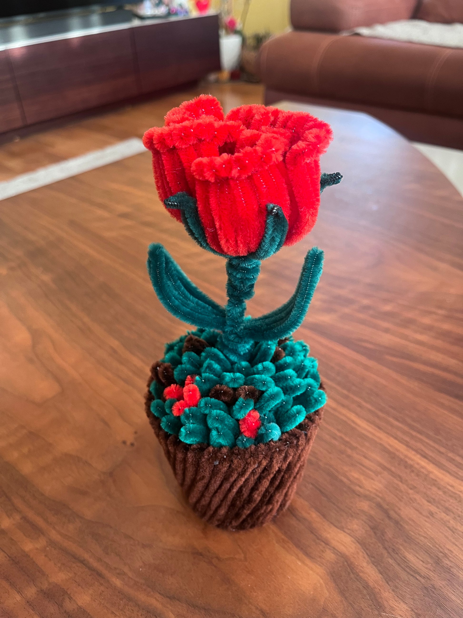 Plišano-žičani buket crvene ruže sa zelenim listovima u dekorativnoj saksiji