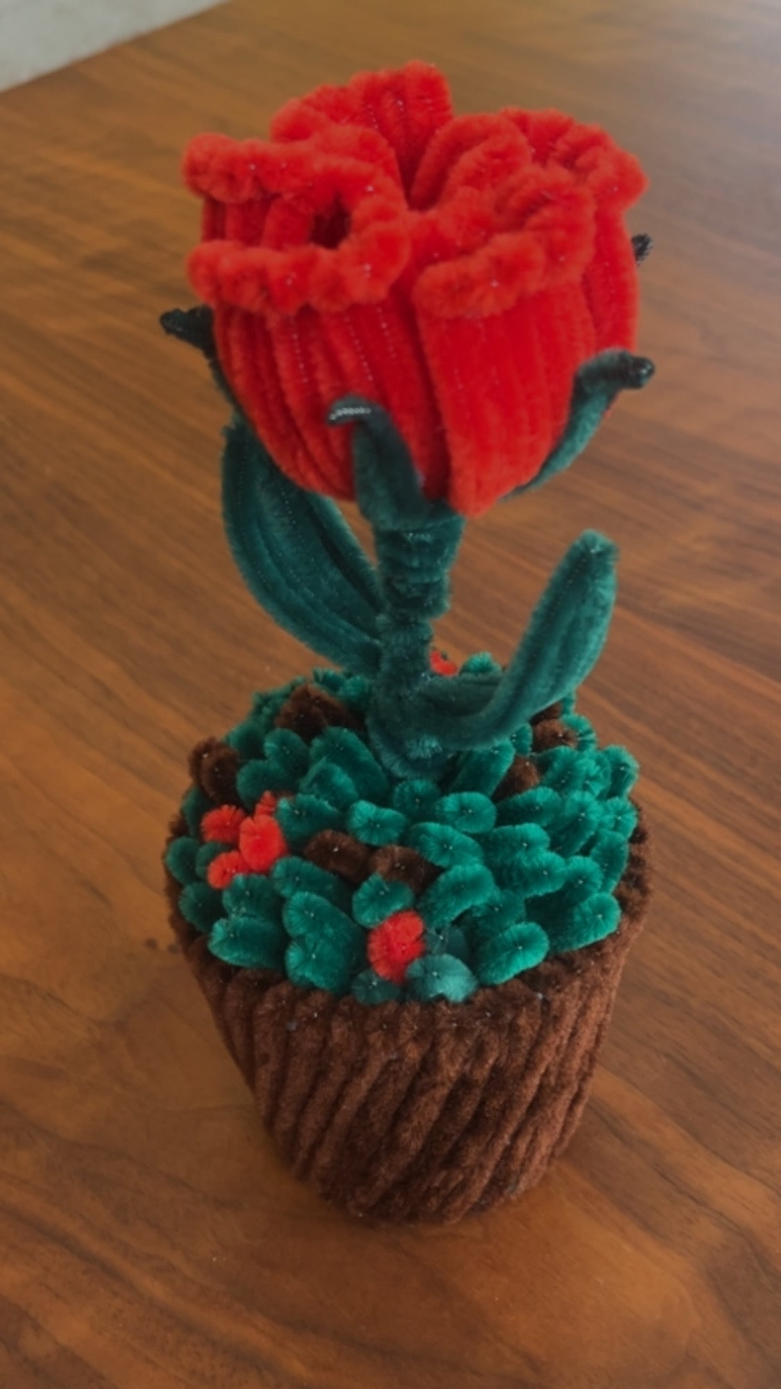 Plišano-žičani buket crvene ruže sa zelenim listovima u dekorativnoj saksiji