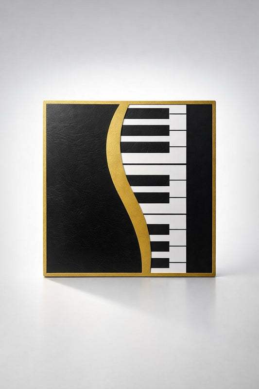 3D shadow box sa motivom klavijature, crna pozadina sa zlatnim okvirom i S-krivinom, frontalni prikaz