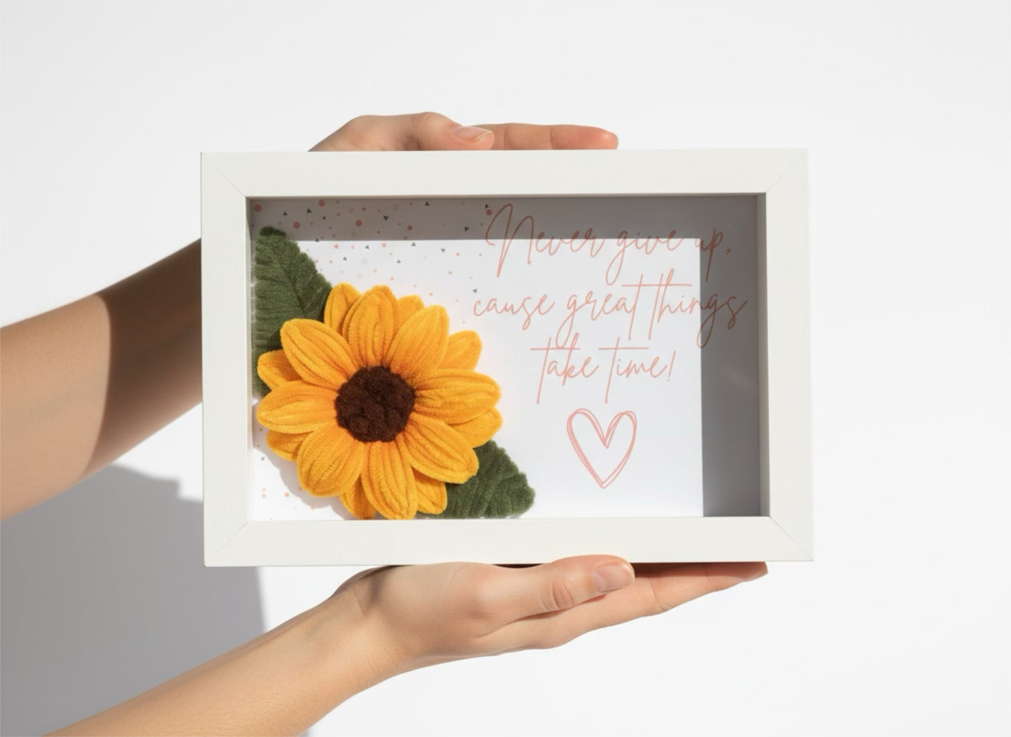 Osoba drži 3D shadow box sa suncokretom i inspirativnom porukom, prikaz dubine okvira i dimenzija