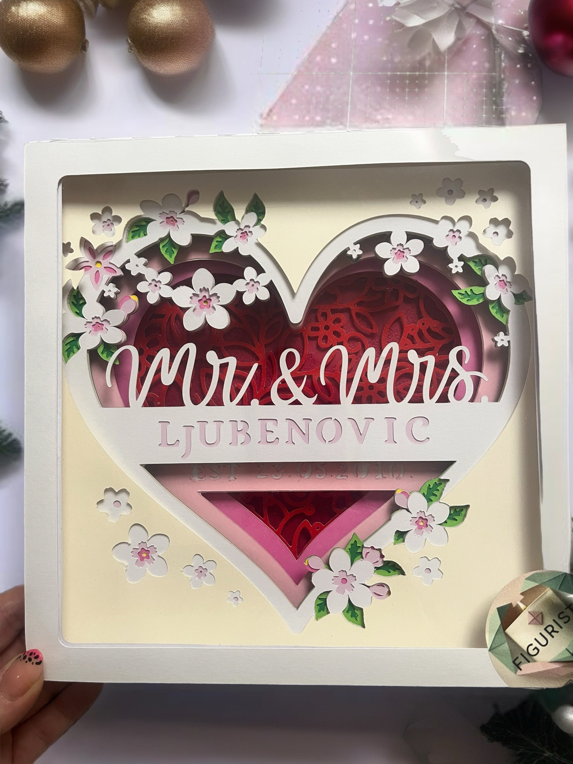 Personalizovani shadow box za venčanje Mr & Mrs Ljubenovic - 3D srce sa belim cvetovima, romantičan poklon za mladence i godišnjice