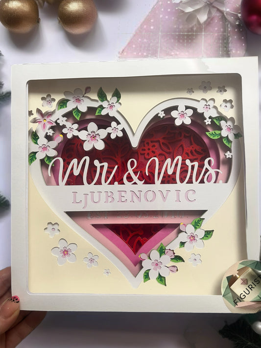 Personalizovani shadow box za venčanje Mr & Mrs Ljubenovic - 3D srce sa belim cvetovima, romantičan poklon za mladence i godišnjice