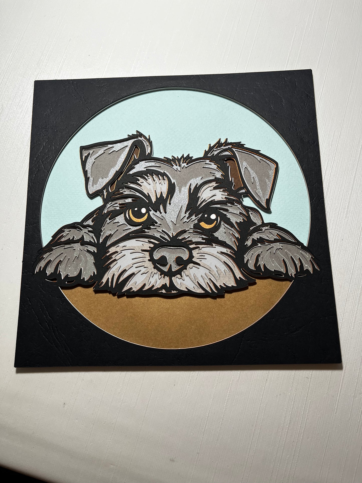3D layered art dekoracija – šnaucer, višeslojna papercut slika u crnom okviru sa plavom kružnicom